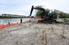 انحسار مياه نهر  يكشف قنبلة من الحرب العالمية الثانية