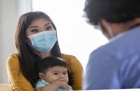 دراسة تكشف كيف يمكن للأمهات حماية أطفالهن من الخناق!