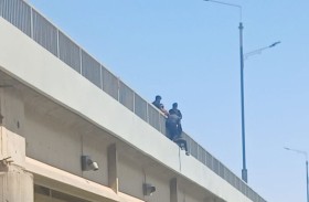 إنقاذ شاب حاول الانتحار من فوق جسر 