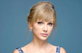 معجبون لتايلور سويفت يدعمون هاريس