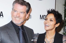 هالي بيري: بيرس بروسنان أعاد إيمانى بالرجال من جديد