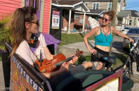 عازفة كمان  تكسر حاجز الصمت