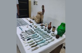 يخفي مئات الكنوز الأثرية في منزله