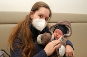 تضع رضيعها على متن مروحية