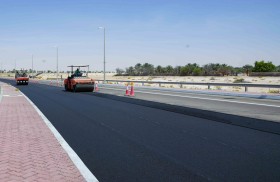 تواصل أعمال صيانة الطرق بمنطقة الظفرة 