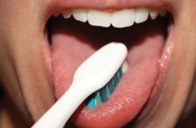 تحذير من «عادة» خلال تنظيف اللسان.. خطيرة على القلب