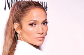 جينيفر لوبيز بإطلالة أنيقة للغاية