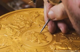 بريطانيا تسك أكبر عملة احتفالا باليوبيل الماسي للملكة