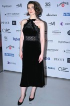 الممثلة الفرنسية الرومانية أناماريا فارتولومي خلال جلسة التصوير الخاصة بحفل توزيع جوائز السينما الـ 28  Ceremonie des lumieres  في باريس. (ا ف ب)