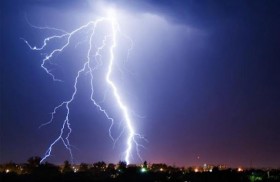 صاعقة برق .. 12 ضربة في ثوان معدودة!