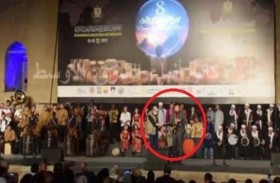 سفير أجنبي يعزف أغنية مصرية شهيرة