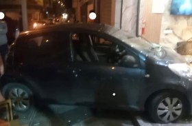 تقتحم مقهى بسيارتها وتتسبب بكارثة!