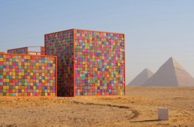 أهرامات الجيزة خلفية خلابة لتركيب فني معاصر جديد