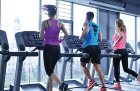 المشي في الخارج أم على جهاز رياضي.. ما الأفضل؟