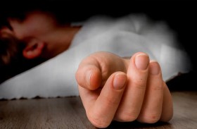 يعذب طفلته حتى الموت بمساعدة صديقته