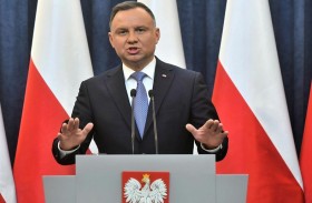 الرئيس البولندي يعطل قانونا مثيرا للجدل حول الإعلام 