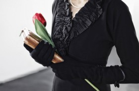 بريطانية تصنع ثروة من دموعها