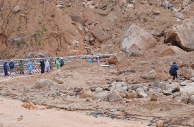 انهيار أرضي يبتلع حافلة ركاب 