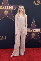 الممثلة الأسترالية إليزابيث ديبيكي لدى حضورها العرض العالمي الأول لفيلم  MaXXXine  في هوليوود. (ا ف ب)