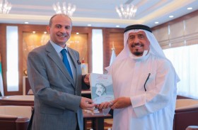 ضاحي خلفان يتلقى كتابا بعنوان «لعبة الأمم وإدارة العقل العربي»