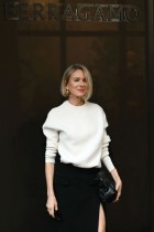 الممثلة البريطانية نعومي واتس قبل عرض مجموعة فيراغامو في أسبوع الموضة النسائية في ميلانو. ا ف ب