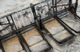 مقاعد «غامضة» في شاطئ تثير تكهنات بشأن مصدرها