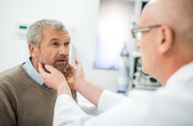 ما هي الاختلافات الرئيسية بين التهاب اللوزتين العادي أو الناتج عن 