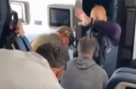 مسافر يحاول اقتحام قمرة القيادة