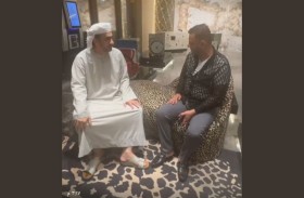 علي المعلا يهدي الاتحاد الدولي للمثقفين العرب تحفة من أعماله الفنية 