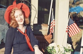 تنفق آلاف الدولارات على ملابس من الأربعينيات