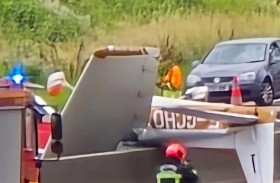 تحطم طائرة علقت بخط كهرباء