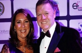 يكشفان فوزهما في اليانصيب بإرسال 30 شيكاً للعائلة والأصدقاء