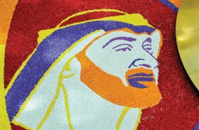 العاملون في مدينة برجيل الطبية يصنعون أكبر سجادة زهور بوزن 650 كيلوغراما