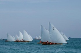 انطلاق سباق مهرجان الشيخ زايد للمحامل الشراعية فئة 22 قدما على كورنيش أبوظبي