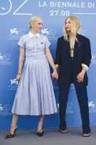 المخرجة وكاتبة السيناريو النرويجية مونا فاستفولد والممثلة الأمريكية أماندا سيفريد خلال جلسة تصوير لفيلم «وصية آن لي» في مهرجان البندقية السينمائي الدولي.ا ف ب