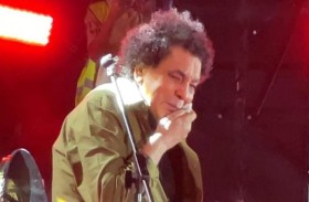 بكاء محمد منير على المسرح وفاء لذكرى صديقه