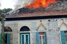 حريق يلتهم فندقاً تاريخياً في لبنان