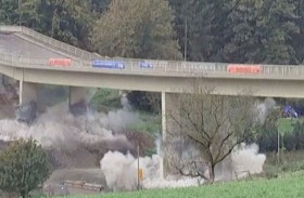 انهيار جسر يكشف عن قنبلة من الحرب العالمية 