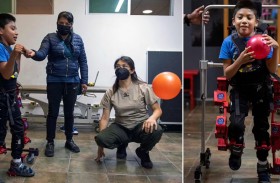 طفل مشلول يمشي بفضل روبوت