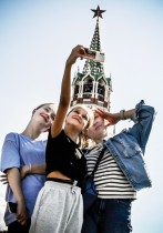 عائلة تلتقط صورة (سلفي) في الساحة الحمراء أمام برج سباسكايا في الكرملين في وسط مدينة موسكو (ا ف ب)