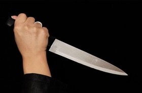 مراهقة تطعن صديقها بسبب عملية تجميل