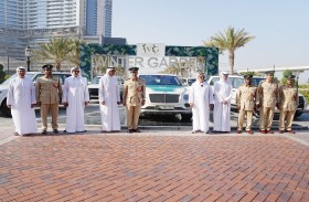 شرطة دبي تتسلم 100 سيارة من رجل الأعمال الإماراتي خلف الحبتور