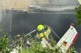 سقوط مروع لطائرة فوق منزل 