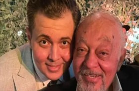 ممثل ووالدته يتعرضان للضرب.. والسبب أكياس سكر!