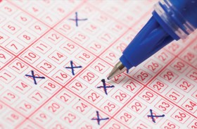 زوجان نسيا تذكرة يانصيب رابحة على الثلاجة