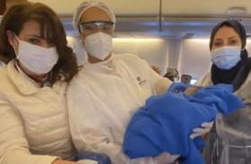 طائرة تغير مسارها بسبب عملية ولادة