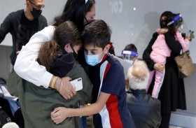 التئام شمل أقارب وأصدقاء في مطار هيثرو