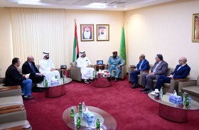 بحث التعاون بين كلية الاتصال بجامعة الشارقة والإدارة العامة للدفاع بالشارقة