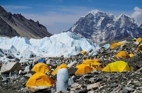 مئات السياح عالقون بسبب العزل 