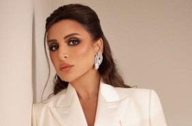 أنغام تبكي بعد عودتها من رحلة علاج قاسية